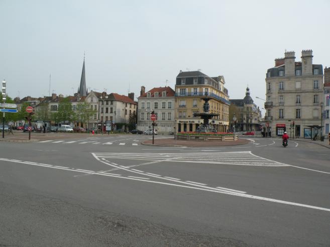  la Fontaine fleurie de la place Jean Moulin
